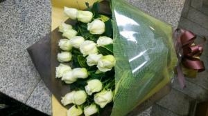 白バラのみの花束のご注文でした。｜「ムツダ生花店」　（愛知県名古屋市南区の花キューピット加盟店 花屋）のブログ