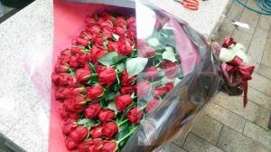 赤バラ100本で花束をお作りしました｜「ムツダ生花店」　（愛知県名古屋市南区の花キューピット加盟店 花屋）のブログ
