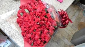 赤バラ１００本の花束をお作りしました｜「ムツダ生花店」　（愛知県名古屋市南区の花キューピット加盟店 花屋）のブログ