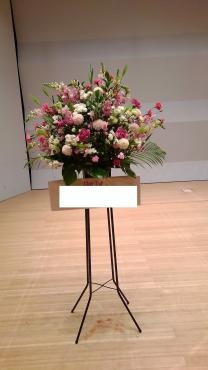 文化小劇場の舞台上にスタンド花をお届けしました｜「ムツダ生花店」　（愛知県名古屋市南区の花キューピット加盟店 花屋）のブログ