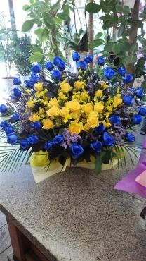 周りが青で真ん中黄色のアレンジメントです｜「ムツダ生花店」　（愛知県名古屋市南区の花キューピット加盟店 花屋）のブログ