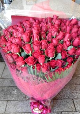赤バラ108本の花束です 花屋ブログ 愛知県名古屋市南区の花屋 ムツダ生花店にフラワーギフトはお任せください 当店は 安心と信頼の花 キューピット加盟店です 花キューピットタウン