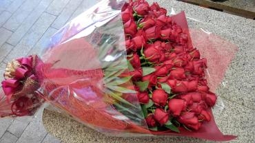 赤バラ108本の花束です 花屋ブログ 愛知県名古屋市南区の花屋 ムツダ生花店にフラワーギフトはお任せください 当店は 安心と信頼の花 キューピット加盟店です 花キューピットタウン