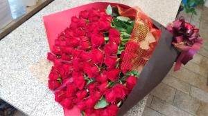 赤バラ100本の花束をお届けしました｜「ムツダ生花店」　（愛知県名古屋市南区の花キューピット加盟店 花屋）のブログ