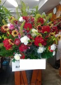 スタンド花　赤ダリア＆白い花を入れて|「ムツダ生花店」　（愛知県名古屋市南区の花屋）のブログ
